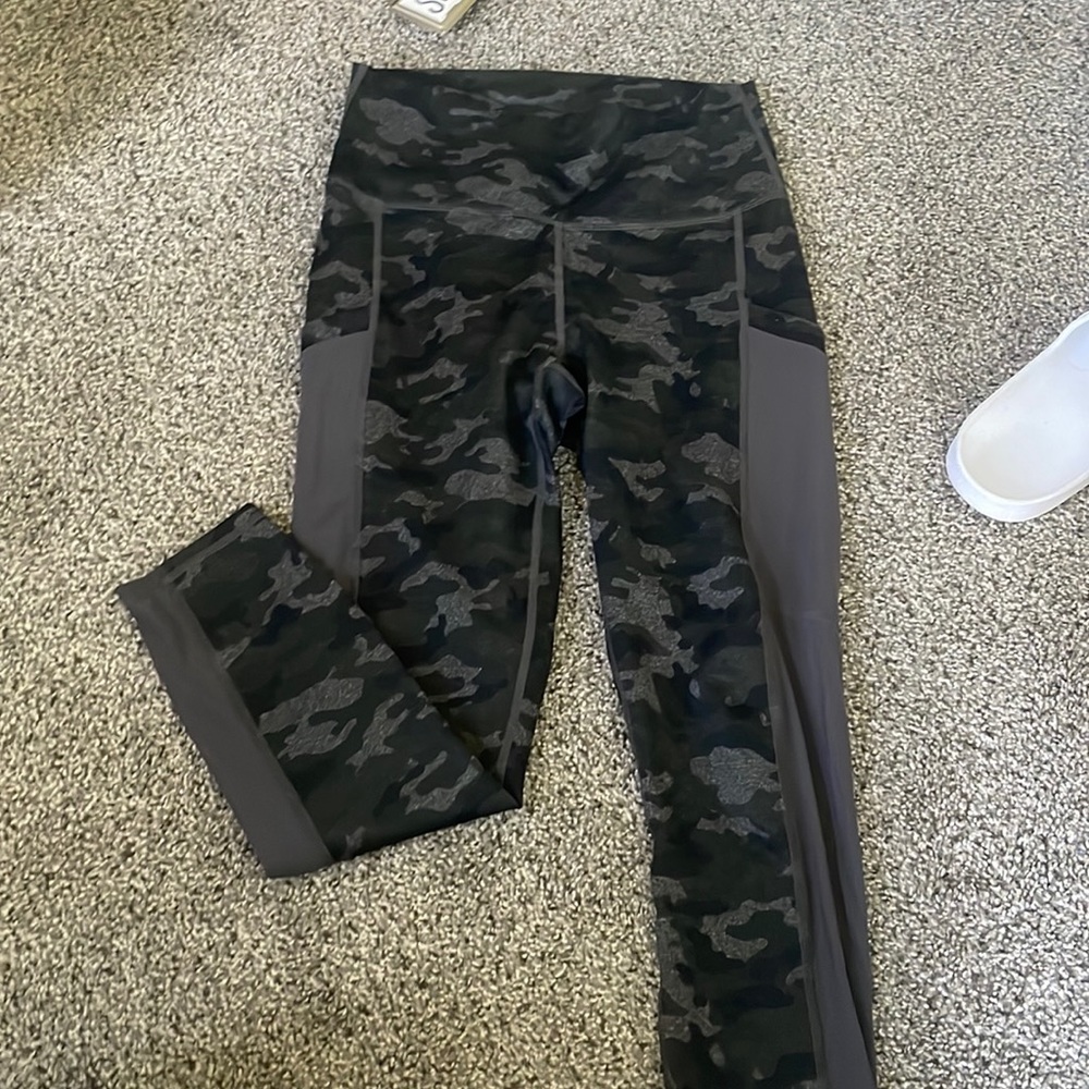 Fabletics cropped camo leggings